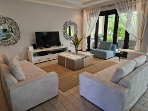 TV a/nebo společenská místnost v ubytování Maison La Plage by Simply-Seychelles
