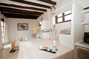 アルタにあるHotel & Restaurant Jardi d'Artàの白い部屋で、二段ベッド2組、デスクが備わります。