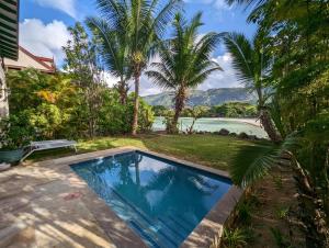 Bazén v ubytování Maison La Plage by Simply-Seychelles nebo v jeho okolí