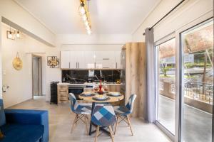 uma cozinha e sala de estar com mesa e cadeiras em Dina Luxury Sea View House em Aiándion