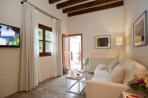 阿爾塔的住宿－Hotel & Restaurant Jardi d'Artà，客厅配有白色沙发和电视