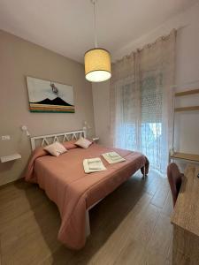 een slaapkamer met een bed met twee handdoeken erop bij B&B Zelia Napoli in Napels
