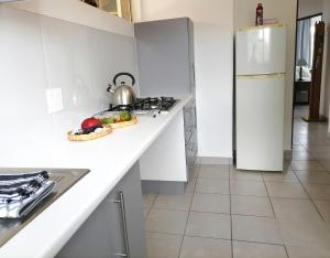 Pretoria的住宿－@946，白色的厨房,在柜台上配有茶壶