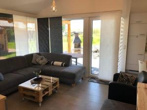 a living room with a couch and a coffee table at E21 Freistehendes Haus mit Garten und Deichblick in Butjadingen +14 photos