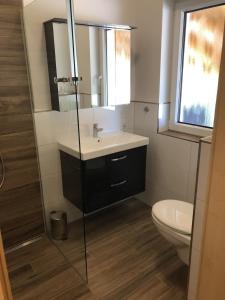 a bathroom with a sink and a toilet at E21 Freistehendes Haus mit Garten und Deichblick in Butjadingen