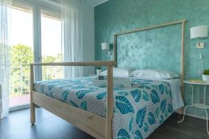 a bedroom with a bed with a blue wall at Tolle Ferienwohnung in Villaggi mit Eigenem Balkon und Nah am Strand in Castelletto sopra Ticino