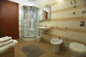 エーリチェにあるLe Chiaviのバスルーム(シャワー、トイレ、シンク付)