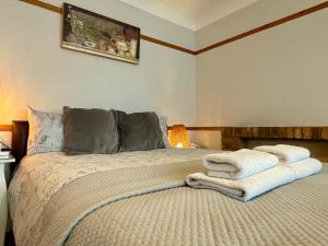 a bedroom with a bed with towels on it at Somers House - pet friendly & parking in Portsmouth
