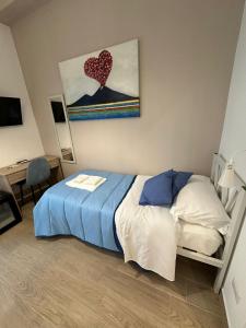 een slaapkamer met een bed met een hartschildering aan de muur bij B&B Zelia Napoli in Napels