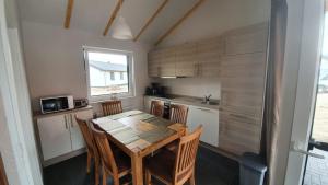 Kuchyň nebo kuchyňský kout v ubytování N4 Haus in Nordseenähe mit Terrasse und Garten