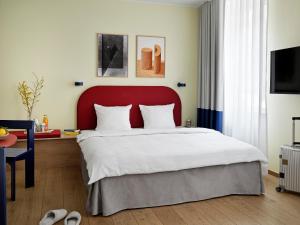 Rúm í herbergi á BRIK Apartment Hotel
