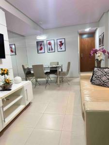 sala de estar con sofá y mesa con sillas en Apt encantador! Perto da orla e C de Convenções- Apartamento inteiro, en Salvador