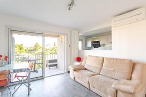 sala de estar con sofá y mesa en Mimosas furnished flat, en Antibes