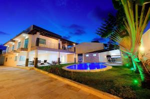 a villa with a swimming pool at night at Casa Incrível na Praia de Tabuba by Carpediem in Cumbuco +43 photos