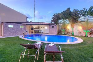 a swimming pool in the yard of a house at Casa Incrível na Praia de Tabuba by Carpediem in Cumbuco