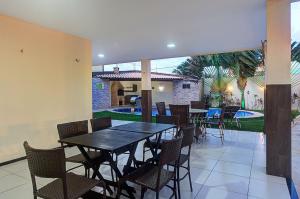a dining room with a table and chairs at Casa Incrível na Praia de Tabuba by Carpediem in Cumbuco