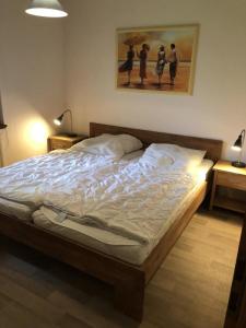 Postel nebo postele na pokoji v ubytování K5 eingezäuntes freistehendes Ferienhaus in Eckwarderhörne mit Terrasse und Garten Nordsee