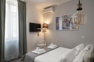 ローマにあるTrevi Luxury Terraceのベッドルーム1室(ベッド1台、椅子、窓付)