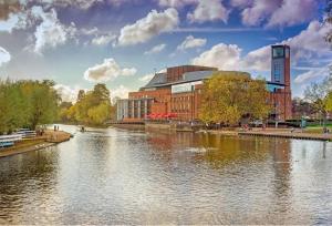 ShotteryにあるBeautiful Stratford-On-Avon House, suits 14 - 15の建物のある街の前の川