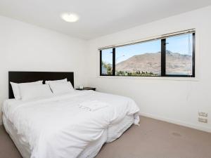 En eller flere senge i et værelse på Lake and Mountain Ridge - Queenstown Apartment