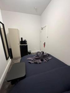 a bedroom with a bed with a blue blanket at London Westminster nearby Zone1 in London