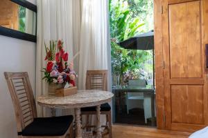 スミニャックにあるThe Gardens Seminyakの花瓶付きテーブル