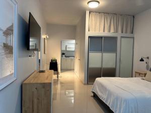 Μια τηλεόραση ή/και κέντρο ψυχαγωγίας στο C&C Studio