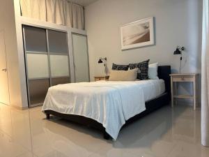 sypialnia z dużym łóżkiem i oknem w obiekcie C&C Studio w mieście San Juan