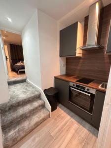eine Küche mit einer Treppe, die zu einer Küche führt in der Unterkunft Central London Zone1 Room - Bath in London