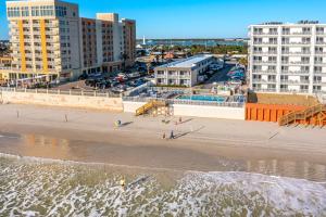 una vista aérea de una playa con edificios y el océano en Fantasy Island Resort I, en Daytona Beach Shores
