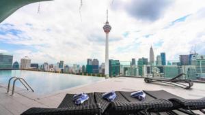 Bazén v ubytování Ceylonz Suites by ROOMY nebo v jeho okolí