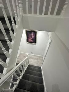 una escalera con una foto de una persona en un cuadro en London Bridge 15 minutes away en Londres