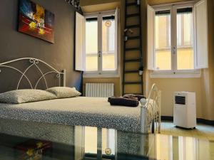 ein Schlafzimmer mit einem Bett und zwei Fenstern in der Unterkunft Signoria studio apartment in Florenz