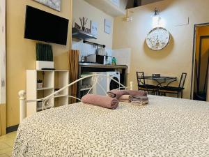 ein Schlafzimmer mit einem Bett mit zwei Handtüchern darauf in der Unterkunft Signoria studio apartment in Florenz