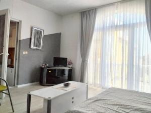 TV a/nebo společenská místnost v ubytování Cosy Apartment in Vir with Mountain View, 35 m²
