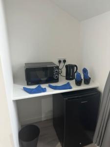 - un comptoir de cuisine avec un four micro-ondes et des plats bleus dans l'établissement London Eye,Big Ben 10 mins away, à Londres