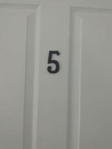 une porte avec un numéro dans l'établissement London Eye,Big Ben 10 mins away, à Londres 2 autres photos
