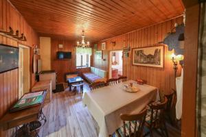 SinacにあるKuca za odmor Lipaのテーブルのあるダイニングルームとリビングルーム +11枚の写真