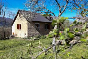 SinacにあるKuca za odmor Lipaの草原の古石造家