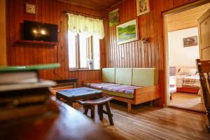 SinacにあるKuca za odmor Lipaのソファとテーブルのあるリビングルーム