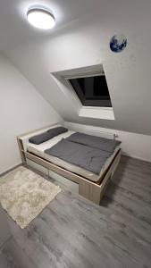 um quarto com uma cama num quarto com uma janela em Reviv - Traumhaftes 3 Zimmer Apartment em Brühl