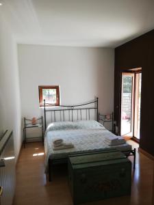 1 dormitorio con 1 cama con una maleta verde en Ferienwohnung für 4 Personen ca 90 qm in Duino-Aurisina, Adriaküste Italien Küste von Friaul-Julisch Venetien, en Duino