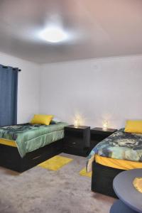 Postel nebo postele na pokoji v ubytování Knowhere Selfcatering Unit 2