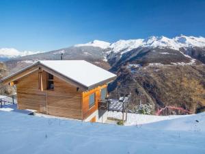 een hut in de sneeuw met bergen op de achtergrond bij Chalet sur Piste in Les Collons