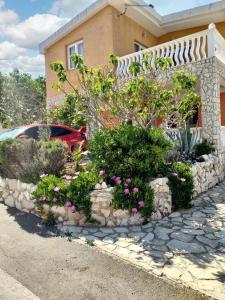 Zahrada ubytování Cosy Apartment in Vir with Mountain View, 35 m²