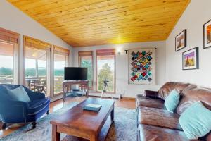 ein Wohnzimmer mit einem Sofa und einem Tisch in der Unterkunft The Mountain Artist's Retreat in Florissant