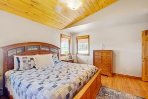 1 dormitorio con cama y techo de madera en The Mountain Artist's Retreat, en Florissant