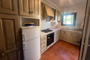 Kuchyňa alebo kuchynka v ubytovaní Villa Franca privat pool
