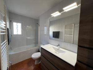 a bathroom with a sink and a toilet and a tub at Villa Franca privat pool in L'Estartit