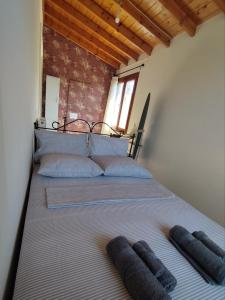 Laki's House tesisinde bir odada yatak veya yataklar